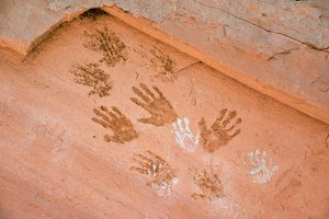 Anasazi kézlenyomat, ősi sziklarajz, amelyet a Utah állambeli Grand Gulchban találtak. alkotó: Ira Block