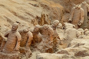 A Terra Cotta Harcos Múzeumban, a különböző harcosok jelenetei a Pit 1 területen., 2009 (fotó) alkotó: Ira Block