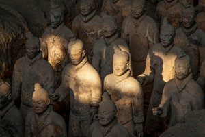 A Terra Cotta Harcos Múzeumban, a különböző harcosok jelenetei a Pit 1 területen., 2009 (fotó) alkotó: Ira Block