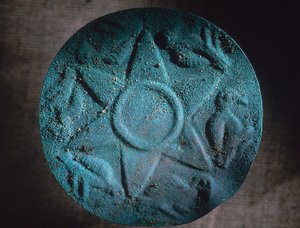 Az iskolától délre feltárt rézcsillag egykor egy nádból és nádból készült harcos pajzsát díszítette. Ezt találták meg Sr. Tupacnál. alkotó: Ira Block