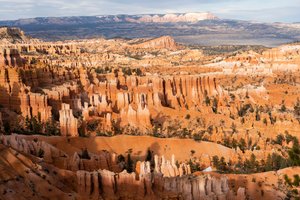 Hoodoos - erózió által létrehozott tornyok - a Bryce Canyon Nemzeti Parkban, Utah államban, 2019 (fotó)