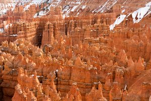 Hoodoos - erózió által létrehozott tornyok - a Bryce Canyon Nemzeti Parkban, Utah államban, 2019 (fotó)