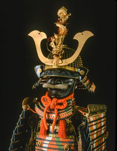 Szamuráj- női páncélruha. Függőleges címer, Ikeda család, Hayashibara Művészeti Múzeum