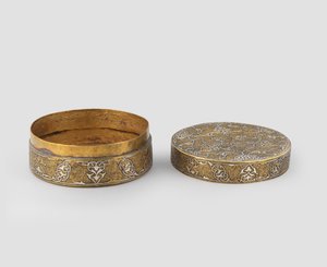 Doboz fedővel hengeres, vésett sárgarézből, ezüsttel kirakva, későbbi aranyozással és esetleges belső szalaggal, 1400-c.1525 alkotó: Iranian School