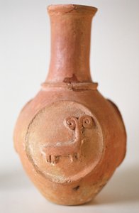 Edény kos domborművel, Siyah-kuhból, Iránból, Kr.u. 700 (agyag) alkotó: Iranian School