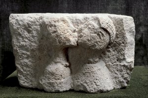 Ibériai művészet: Osuna csókja (Beso de Osuna) Magas mészkő dombormű, amely egy férfit és egy nőt csókolóz – Vaskor II, Dim. 13,5x24x20 cm - Madrid, Nemzeti Régészeti Múzeum - Osuna csókja - Mészkő dombormű (H. 13,5x24x20 cm), Kr.e. 3. század,