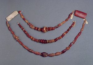 Három gyöngysor Hallstattból, Ausztria, Kr. e. 700-500 (borostyán)