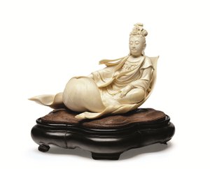 Lótuszlevélen úszó Kannon elefántcsont faragványa, Meidzsi-korszak, 19. század vége (elefántcsont faállvánnyal) alkotó: Ishikawa Komei