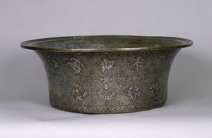 Medence Al-Malik Al-Adil szultán nevével (1143-1218) Ayyubid-korszak, 1238-40 (ezüst és réz)