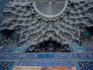 Részlet a Shah mecset (más néven Imam mecset) boltozatáról, Isfahan alkotó: Islamic School