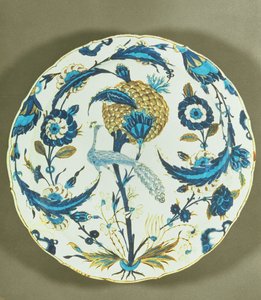 Virágok között ülő pávával festett iznik edény, Törökország, 1550-55 körül (polikróm, máz alatti edény) alkotó: Islamic School