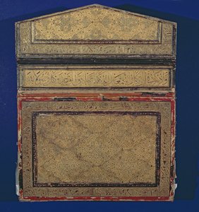 Egy Korán-tok külső oldala 56-os szúra aranyozott eslimi-mintával (bőr) (lásd: 181734) alkotó: Islamic School