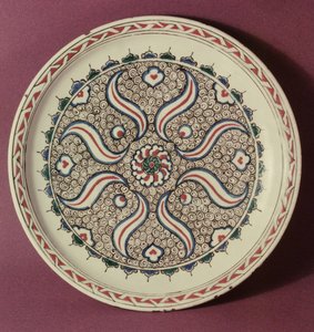 Lángmintával díszített tányér, Iznik, Törökországból (kerámia) alkotó: Islamic School