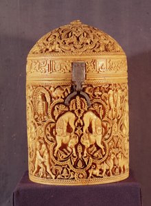 Pyx az udvari élet örömeit ábrázoló domborművel, Al-Mughira névvel, Abd-al-Rahman III kalifa fiával, Omajjád-korszakban, Cordobából, i.sz. 968 (lásd még: 101673) alkotó: Islamic School