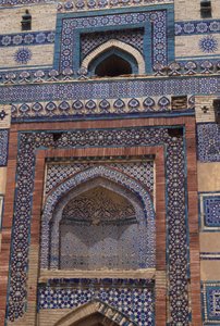 Csempék az 1494-ben emelt Bibi Jawindi (megh. 1403) mauzóleumának bejárati kapuján alkotó: Islamic School