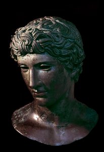 Olajbogyó koronát viselő győztes sportoló bronz feje. Az olaszországi Beneventből. Kr.e. 5. század. Párizs, Louvre Múzeum