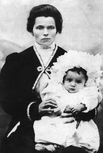 Benito Mussolini gyermekként édesanyjával, Rosa Maltonival - 1884 - Benito MUSSOLINI (1883-1945) édesanyja, Rosa Maltoni karjában.