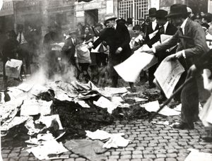 Fasiszta csapat az „Il Paese” szocialista újságokat elégette az ostrom pusztítása után alkotó: Italian Photographer