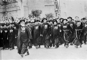 Felvonulás Rómában 1931-ben, előtte az egyházi testület. alkotó: Italian Photographer