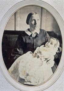 Halál utáni portré egy kislányról, akit az anyja tartott, 1855 körül (f/w fotó)