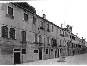 Házsor a Calle Riello-n, Velence alkotó: Italian Photographer