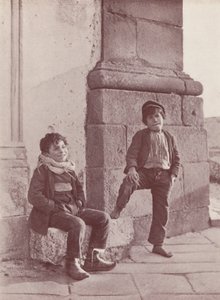 Szicília: Szicíliai fiúk a belvárosban (fekete-fehér fotó) alkotó: Italian Photographer