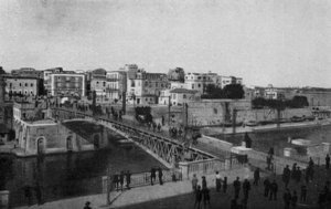 Taranto, Ponte Girevole zárva és az óváros (f/w fotó) alkotó: Italian Photographer
