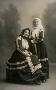 Két népviseletet viselő nő, Fonni, Szardínia, Olaszország, 1915 körül alkotó: Italian Photographer
