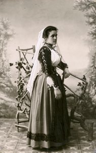 Hagyományos ruhát viselő nő, Szardínia, Olaszország, 1910 körül