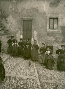 Hagyományos ruhát viselő nők és gyerekek a házhoz vezető lépcsőn, Abruzzo, Olaszország alkotó: Italian Photographer