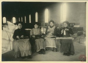 Nők dolgoznak a passementarie műhelyben, Olaszország, F Trembini fotója alkotó: Italian Photographer