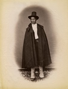 Köpenyt és kalapot viselő fiatalember, Parre, Lombardia, Olaszország, fényképe: Premiata Fotografia Taramelli, Bergamo alkotó: Italian Photographer