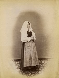 Menyasszonyi ruhát viselő fiatal nő, Parre, Lombardia, Olaszország, fényképe: Premiata Fotografia Taramelli, Bergamo alkotó: Italian Photographer