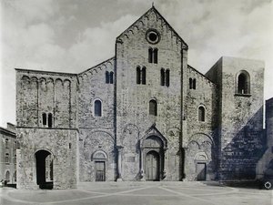 Az 1087-ben Szent Miklós ereklyéinek befogadására alapított bazilika homlokzata (fekete-fehér fotó) alkotó: Italian School