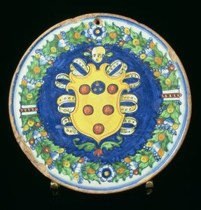 Medici-címeres Maiolica-tányér lomb- és gyümölcsszegéllyel, olasz, XVI. alkotó: Italian School