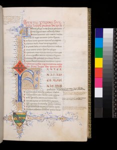 Ms 329. Statius, Thebaid, f.19r. Megvilágított kék kezdőbetű [F], fenntartott díszítéssel az incipit számára, és kis kezdőbetűvel [A] arany színnel az argumentum számára, valamint bonyolult, kontrasztos, arany és kék tollvirágzás, amely L-alakú levélbó-t a alkotó: Italian School