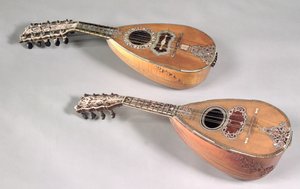 Nápolyi négy kéthúros mandolin és egy milánói hat dupla húros mandolin (fa)