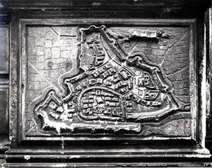 A templom homlokzatáról készült domborzati térkép, amely Modon erődvárosát mutatja a velenceiek és a törökök közötti 1645-69-es kandi háború idején, a Barbaro család megrendelésére (kő) (fekete-fehér fotó). alkotó: Italian School