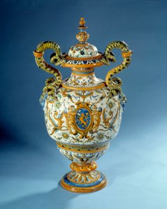 Váza csavart fogantyúval majolic (maiolica) patanazzi fajanszgyáraiban Olaszországban (XVI. század vége és 17. század) Párizs, Louvre Múzeum alkotó: Italian School