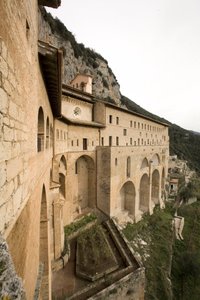 Kilátás a 12. századból épült Szent Benedetto (Sacro Speco) kolostorra, Subiaco (Róma), Olaszország alkotó: Italian School