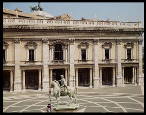 Kilátás a Palazzo Nuovo-ra és Marcus Aurelius (i.sz. 121-180) lovas szobrára alkotó: Italian School