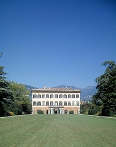 Kilátás a Villa Reale di Marlia (vagy Palazzo Orsetti) homlokzatára alkotó: Italian School
