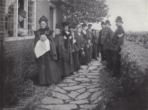 A Biddenden Maids jótékonysági szervezet kenyeret és sajtot oszt alkotó: J. Benjamin Stone