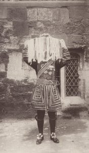 Az őrség első embere, amint az ezüsttálat viszi a szentmisepénzt tartalmazó erszényt (fekete-fehér fotó). alkotó: J. Benjamin Stone