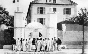 Újoncok laktanya, Francia Idegenlégió, Sidi Bel Abbes, Algéria, 1906. július 14.