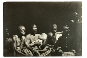 Gallwey kapitány és edói főnökök, Benin, Nigéria, 1892 (zselatinos ezüstnyomat) alkotó: J. H. Swainson