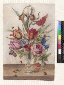 Velencei üvegserleg tulipánokkal, rózsákkal, kökörcsinnel, enciánnal, fritillary-vel, írisz varigattal, lilium chalcedonicum maybug-mal, gyöngyvirággal, gyöngyvirággal és primulával