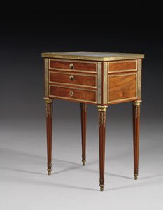 Louis XVI játékasztal (ormolu-ra szerelt mahagóni) (lásd még: 714766)