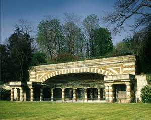 Franciaország, Chatou (Yvelines): A Nymphee de Soufflot egy forrás elhelyezésére épült. Soufflot (a Pantheon építésze) építészete 1774 és 1777 között.