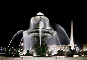 Kilátás a Jacques Ignace Hittorff által készített szökőkútra és a párizsi Place de la Concorde obelikjére.